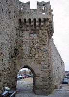 Porte des Moulins des fortifications de Rhodes. Cliquer pour agrandir l'image.