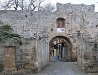 Porte Saint-Antoine des fortifications de Rhodes. Cliquer pour agrandir l'image.