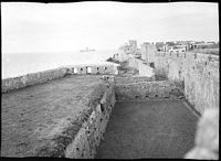 Remparts des fortifications de Rhodes, photographie de Lucien Roy vers 1911. Cliquer pour agrandir l'image.