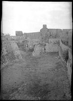 Fossé des fortifications de Rhodes, photographie de Lucien Roy vers 1911. Cliquer pour agrandir l'image.