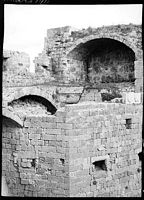 Muraille des fortifications de Rhodes, photographie de Lucien Roy vers 1911. Cliquer pour agrandir l'image.