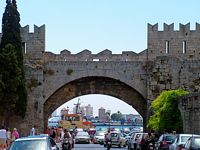 Porte de l'Arsenal des fortifications de Rhodes. Cliquer pour agrandir l'image.