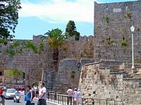 Porte de la Liberté des fortifications de Rhodes. Cliquer pour agrandir l'image.