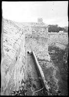 Zanja de las fortificaciones de Rodas, fotografió de Lucien Roy hacia 1911. Haga clic para ampliar la imagen.