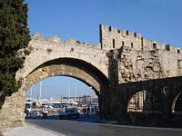 Porte de l'Arsenal des fortifications de Rhodes. Cliquer pour agrandir l'image.