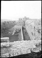 Fosso das fortificações de Rodes, fotografa Lucien Roy por volta de 1911. Clicar para ampliar a imagem.