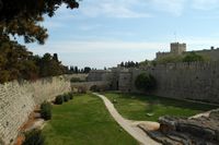 Fossé vers porte d'Amboise des fortifications de Rhodes. Cliquer pour agrandir l'image.