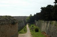 Boulevard d'Aragon des fortifications de Rhodes. Cliquer pour agrandir l'image.