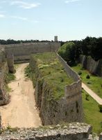 Terraplén de la España de las fortificaciones de Rodas. Haga clic para ampliar la imagen.