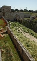 Falsa-greda detrás de terraplén de la Inglaterra cerca Puerta San Juan de las fortificaciones de Rodas. Haga clic para ampliar la imagen.