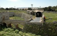 Pont entre terre-plein d'Angleterre et rempart pres Porte Saint-Jean des fortifications de Rhodes. Cliquer pour agrandir l'image.
