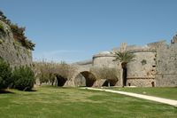 Fossé porte d'Amboise des fortifications de Rhodes. Cliquer pour agrandir l'image.