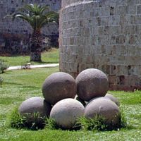 Boulets de pierre près des fortifications de Rhodes. Cliquer pour agrandir l'image.