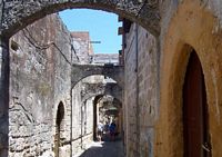 La ville médiévale de Rhodes. Ruelle avec arcs-boutants à Rhodes. Cliquer pour agrandir l'image.