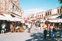 La ville médiévale de Rhodes. Rue Aristote à Rhodes. Cliquer pour agrandir l'image.
