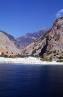 Les gorges de Samaria en Crète. L'entrée des gorges de Samaria. Cliquer pour agrandir l'image.