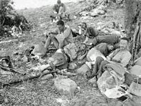 La ville de Sfakia en Crète. Soldats du Génie néo-zélandais attendant leur évacuation à la sortie des gorges d'Imbros. Cliquer pour agrandir l'image.