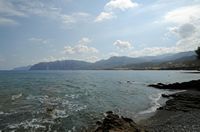 La côte nord de la commune de Sitia en Crète. La côte nord-est jusqu'au cap Sidéros vue de Mochlos. Cliquer pour agrandir l'image.