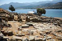 La côte nord de la commune de Sitia en Crète. Le site archéologique de l'île de Mochlos (auteur Vgargan). Cliquer pour agrandir l'image.