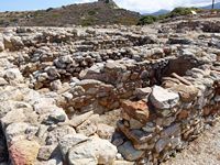 La côte nord de la commune de Sitia en Crète. Ruines des entrepôts du palais de Pétras (auteur Olaf Tausch). Cliquer pour agrandir l'image.