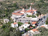 La ville de Spili en Crète. La cathédrale Saints-Pierre-et-Paul (auteur Olaf Tausch). Cliquer pour agrandir l'image.