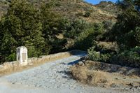 La ville de Spili en Crète. Le pont de Bourtzoukos sur la rivière de Kissos (auteur Uoaei1). Cliquer pour agrandir l'image.