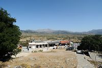 Le plateau du Lassithi en Crète. Le parc de stationnement de la grotte du Dicté. Cliquer pour agrandir l'image.