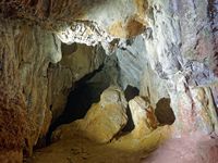 Le plateau du Lassithi en Crète. La grotte de Trapeza (auteur C. Messier). Cliquer pour agrandir l'image.