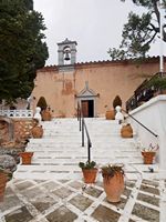 Le plateau du Lassithi en Crète. Le monastère de Kroustallenia (auteur C. Messier). Cliquer pour agrandir l'image.