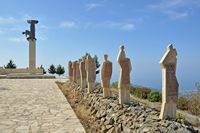 La ville de Viannos en Crète. Mémorial des massacres de septembre 1943 (auteur Marc Ryckaert). Cliquer pour agrandir l'image.
