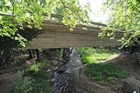La ville de Vryssès en Crète. Le viaduc de la route nationale 90 vu depuis l'arche hellénique. Cliquer pour agrandir l'image.