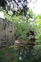 La ville de Vryssès en Crète. L'arche hellénique sur la rivière Boutakas. Cliquer pour agrandir l'image.