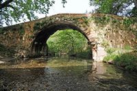 La ville de Vryssès en Crète. L'arche hellénique sur la rivière Boutakas. Cliquer pour agrandir l'image.