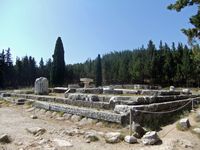 Las ruinas del templo dórico de Asclépios sobre la tercera terraza del Asclépiéion de Kos (autor Paradasos). Haga clic para ampliar la imagen en Flickr (nueva pestaña).