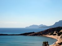 A praia de Paradise Beach sobre o golfo de Kéfalos sobre a ilha de Kos (autor mdanys). Clicar para ampliar a imagem em Flickr (novo guia).