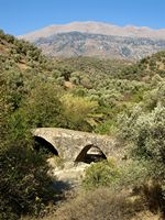 La ville d’Agia Fotini en Crète. Le pont de Manoura sur le fleuve Platys (auteur Simon Wilkinson). Cliquer pour agrandir l'image dans Flickr (nouvel onglet).