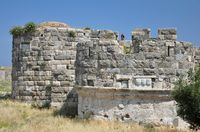O castelo Neratzia de Kos - a torre sudoeste do recinto interno (autor bazylek100). Clicar para ampliar a imagem em Flickr (novo guia).