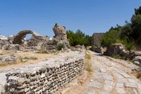 O decumanus, os banhos e ele nymphée da cidade antiga de Kos (autor reini68). Clicar para ampliar a imagem em Flickr (novo guia).