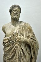 A cidade italiana de Cos - Estátua Hippocrate ao museu arqueológico de Kos (autor Bazylek100). Clicar para ampliar a imagem em Flickr (novo guia).