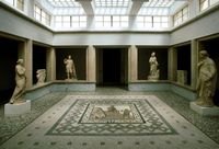 La ville italienne de Cos. L'atrium du Musée archéologique de Kos (auteur Greekstifado- Yanni). Cliquer pour agrandir l'image dans Flickr (nouvel onglet).