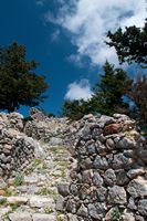 As ruínas de Paléo Pyli sobre a ilha de Kos (autor Michal Osmenda). Clicar para ampliar a imagem em Flickr (novo guia).