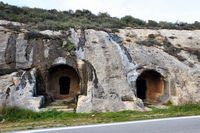 Le village d'Agia Varvara en Crète. La nécropole de Siderospilia près de Prinias (auteur Kanakis Patsakis). Cliquer pour agrandir l'image dans Panoramio (nouvel onglet).