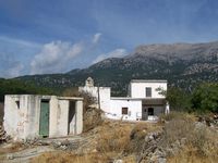 Le village d’Anopoli en Crète. L'humble demeure de la famille Vardinogiannis à Agios Ioannis (auteur Hazo Gires). Cliquer pour agrandir l'image dans Panoramio (nouvel onglet).
