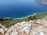 Le village d’Anopoli en Crète. La côte d'Agios Ioannis et le cap Plaka (auteur Giorgos Ghoudalaki). Cliquer pour agrandir l'image dans Panoramio (nouvel onglet).