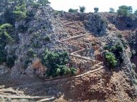 Le village d’Anopoli en Crète. Le sentier muletier d'Aradaina (auteur Filippo Serafini). Cliquer pour agrandir l'image dans Panoramio (nouvel onglet).