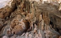 Le village d'Assimi en Crète. La grotte d'Avakospilios (auteur Manos Spyridakis). Cliquer pour agrandir l'image dans Panoramio (nouvel onglet).
