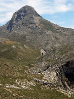 Le village d'Assimi en Crète. Le mont Kofinas vu depuis Kapetaniana (auteur Karl-Heinz Otto). Cliquer pour agrandir l'image dans Panoramio (nouvel onglet).