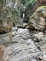 Le village de Gonia en Crète. Les gorges de Kato Poros près de Moundros (auteur Aleksandr Lapsin). Cliquer pour agrandir l'image dans Panoramio (nouvel onglet).