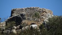 Le village de Kalyvès en Crète. Le château Saint-Nicolas à Kyriakosellia (auteur Kos Douk). Cliquer pour agrandir l'image dans Panoramio (nouvel onglet).