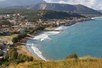 Le village de Kalyvès en Crète. Kalyvès vue depuis la colline du Kasteli (auteur Willem Bouw). Cliquer pour agrandir l'image dans Panoramio (nouvel onglet).
